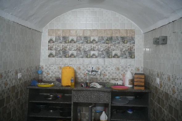 חדר במנהרה בחאן יונס שהוסבה ממקום שהות לבכירי חמאס למקום להחזקת חטופים (צילום: דובר צה"ל)