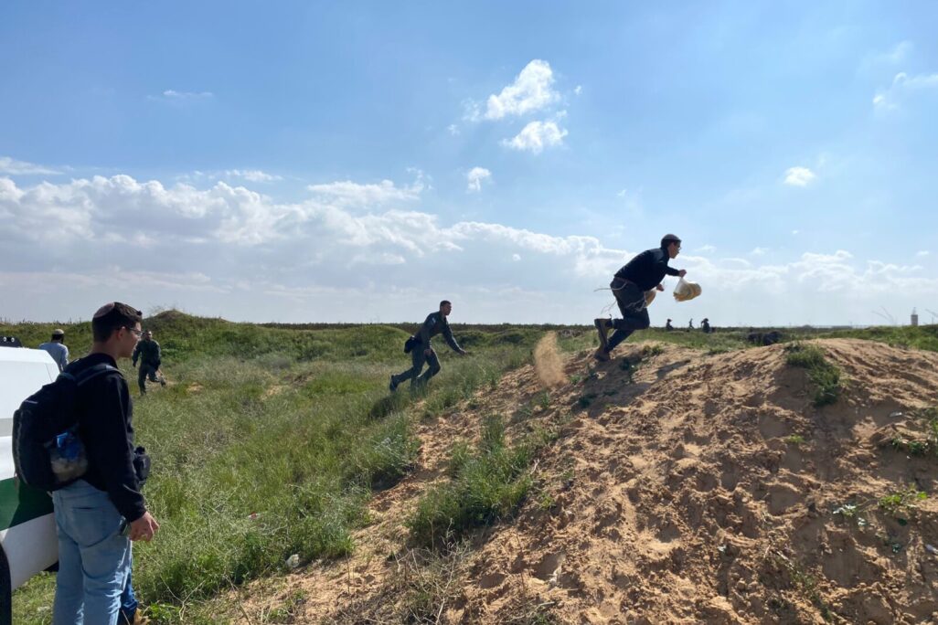 פעילים מנסים לחמוק למעבר כרם שלום (צילום: יהל פרג') פעילים מנסים לחמוק למעבר כרם שלום (צילום: יהל פרג')