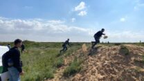 פעילים מנסים לחמוק למעבר כרם שלום (צילום: יהל פרג')