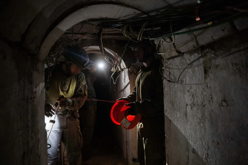 לוחמי צה"ל בתוך המנהרה שחשפו בחאן יונס (צילום: דובר צה"ל)