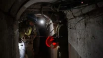 לוחמי צה"ל בתוך המנהרה שחשפו בחאן יונס (צילום: דובר צה"ל)