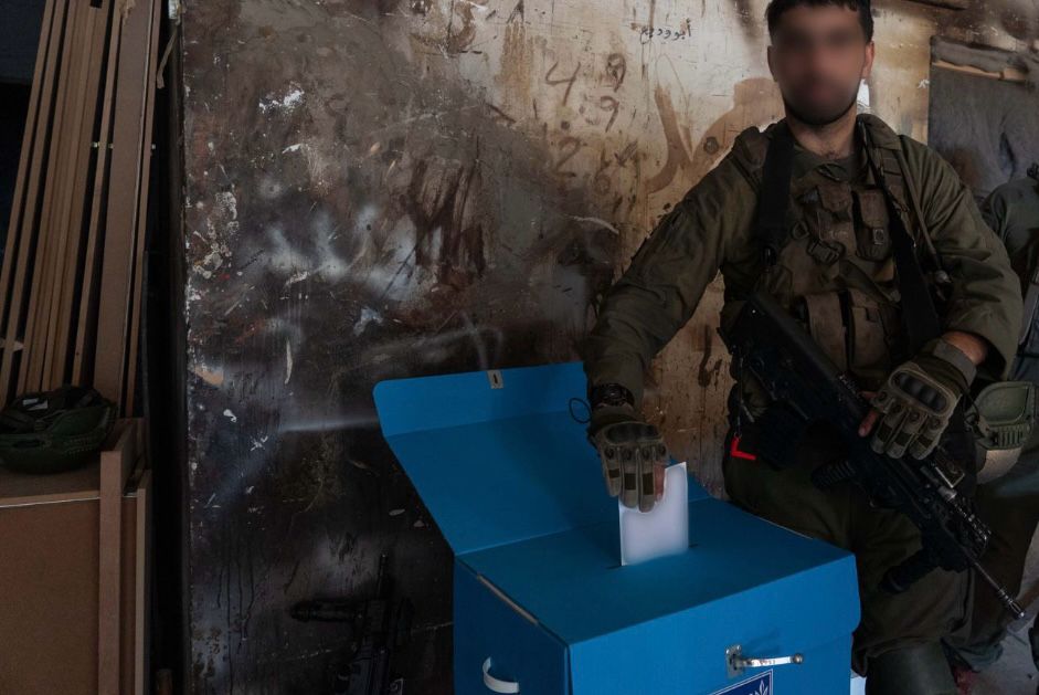 חייל מצביע בקלפי צה"לית (צילום: דובר צה"ל) חייל מצביע בקלפי צה"לית (צילום: דובר צה"ל)