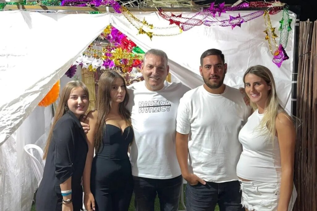 אלי אלון ומשפחתו (צילום: אלבום פרטי)