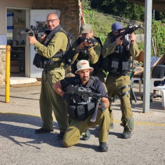 חברתי כיתת הכוננות בקיבוץ הגושרים (עומד במרכז: סוף פלטקוביץ) (צילום: יונתן גל)