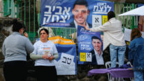 מחוץ לקלפי בחשמונאים. יעל ברדוגו (שנייה משמאל) מתנדבת עבור רשימת הציונות הדתית (צילום: דוד טברסקי)