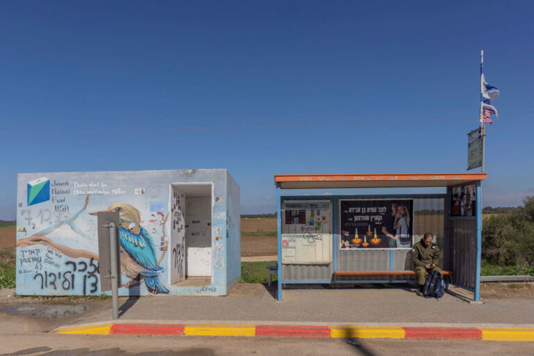 תחנת אוטובוס ומיגונית. המקטע הדרומי של הכביש היה לשדה קטל (צילום: כדיה לוי)