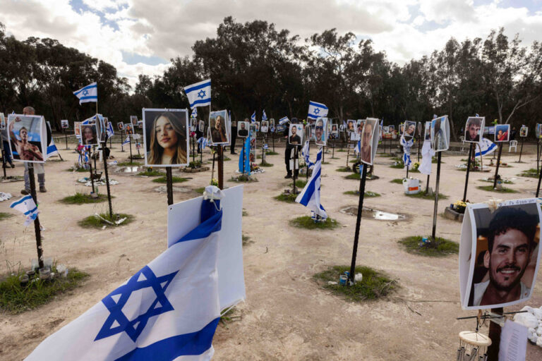 מיצב לזכר נרצחי מסיבת הנובה. "עוד נצטרך הרבה מאוד תשובות" (צילום: כדיה לוי)