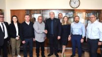בכירי הקונפדרציה בגאורגיה עם יו"ר ההסתדרות ארנון בר דוד, מנכ"ל האגף לקשרים בינלאומיים בהסתדרות פיטר לרנר, מנהלת הקשרים הבינלאומיים אביטל שפירא-שבירו, יו"ר רשות תאגידי ההסתדרות שבי מיכאל וסגן יו"ר מרחב חולון דוד פפיא (צילום: דוברות ההסתדרות)