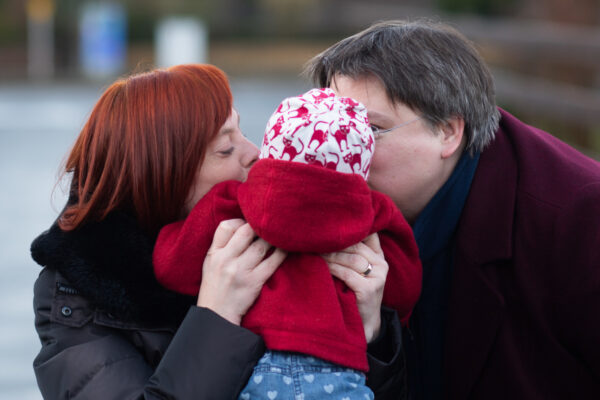 ורנה אקרמן וג'סה טייכרט-אקרמן, זוג נשים ובתן התינוקת פאולה, בתקופת מאבק להכרה בהן כאימהות שוות בגרמניה (צילום: Julian Stratenschulte/dpa/Reuters)