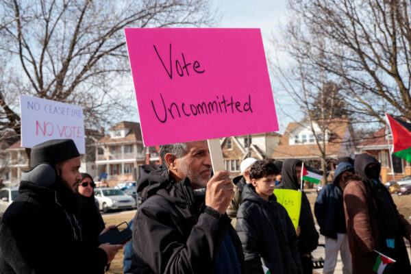 הפגנת ה&quot;בלתי מחוייבים&quot; למען עזה מול הפריימריז הדמוקרטיים במישיגן. חלק מהעניין, אבל לא ההסבר המלא (צילום: REUTERS/Rebecca Cook)