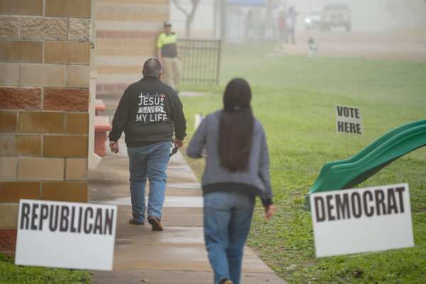 שלטים מכווינים מצביעים דמוקרטים ורפובליקנים אל הקלפיות של 'יום שלישי הגדול' בטקסס (צילום:  REUTERS/Cheney Orr)