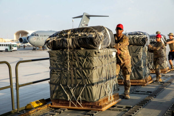 חיילי חיל האוויר האמריקאי מכינים סיוע שיוצנח לעזה (צילום: US Central Command via X/Handout via REUTERS)