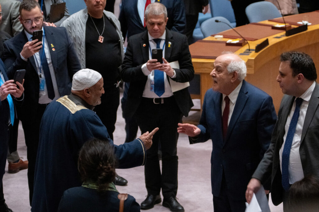 העימות המילולי בין עלי אל-זידאנה (משמאל) לריאד מנסור, שגריר הרשות הפלסטינית, במועצת הביטחון של האו"ם (צילום: REUTERS/David 'Dee' Delgado)