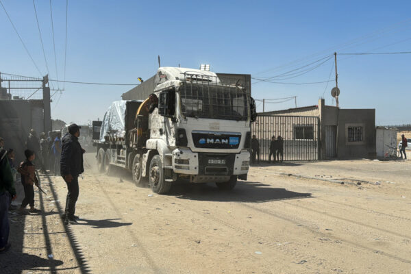 משאית סיוע לתושבי עזה ברפיח, שהגיעה דרך מעבר כרם שלום (צילום ארכיון:  REUTERS/Bassam Masoud/ File photo)