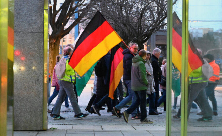 מפגינים נגד מהגרים בקמניץ, גרמניה. &quot;לפני כמה ימים בחשמלית ילד אמר בקול 'כאן יש רק אפגנים שרוצים לגנוב'&quot; (צילום: רויטרס)