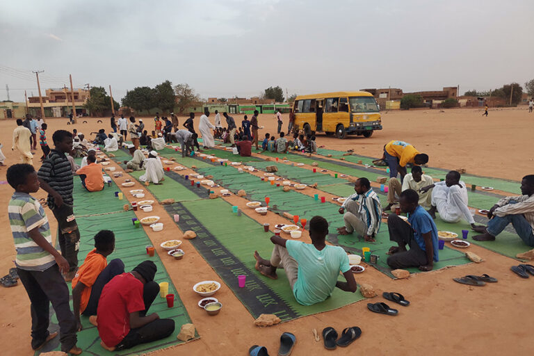 סעודת איפטאר בחרטום, בירת סודאן, בשבוע שעבר. המלחמה לא עוצרת (צילום: Photo by Mohamed Khidir/Xinhua via Getty Images)