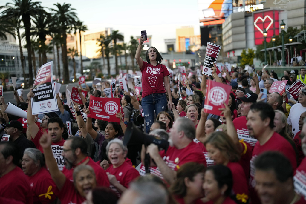 איגוד עובדי המסעדנות והמלונאות בארה"ב מפגינים בלאס וגאס, אוקטובר 2023 (צילום: AP Photo/John Locher)