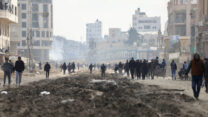 פלסטינים בעיר עזה לאחר תקיפת חיל האוויר, 10 בפברואר 2024 (צילום: (AP Photo/Mohammed Hajjar)
