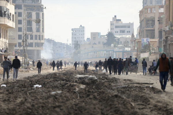 פלסטינים בעיר עזה לאחר תקיפת חיל האוויר, 10 בפברואר 2024 (צילום: (AP Photo/Mohammed Hajjar)