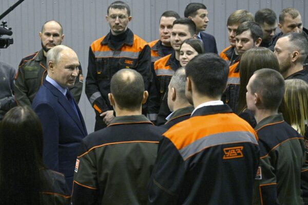 פוטין משוחח עם עובדי מפעל במחוז סברדלובסק. &quot;סקרים הראו שאנשים מתעסקים יותר במצב הכלכלי מאשר במלחמה&quot; (צילום: Kremlin Pool Photo via AP)
