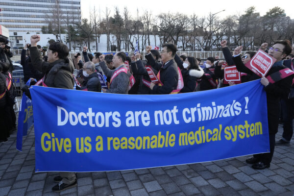 &quot;רופאים הם לא פושעים, תנו לנו מערכת רפואה סבירה&quot; &#8211; עצרת מול משרד הנשיא בסיאול, דרום קוריאה, 25 בפברואר 2024. (AP Photo/Ahn Young-joon, File)