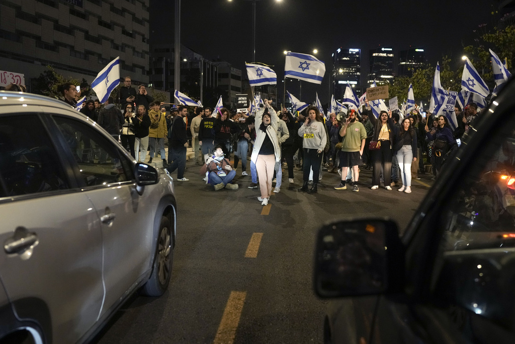 מפגינים במחאה נגד הממשלה חוסמים את דרך  מנחם בגין בתל אביב (צילום: AP Photo/Leo Correa)