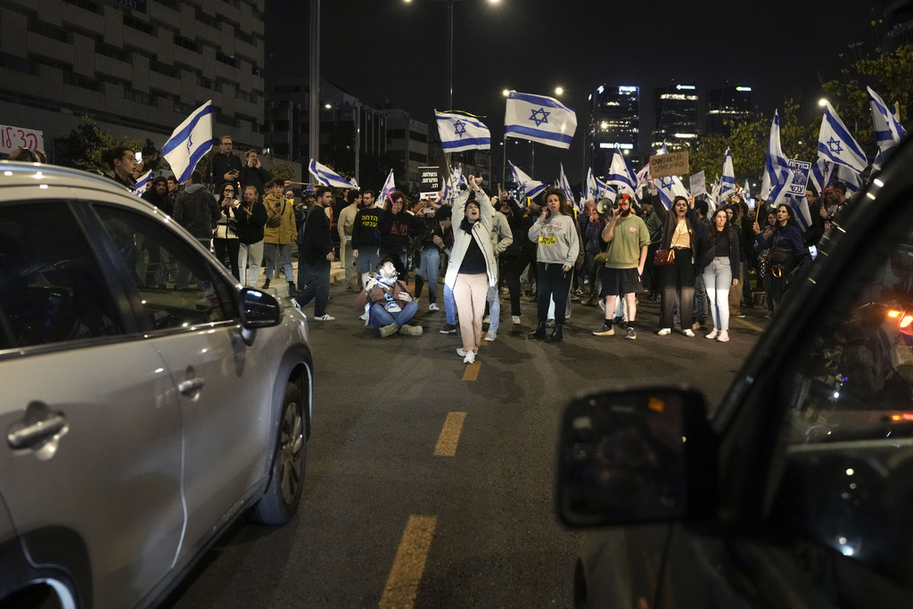 מפגינים במחאה נגד הממשלה חוסמים את דרך מנחם בגין בתל אביב (צילום: AP Photo/Leo Correa) מפגינים במחאה נגד הממשלה חוסמים את דרך מנחם בגין בתל אביב (צילום: AP Photo/Leo Correa)