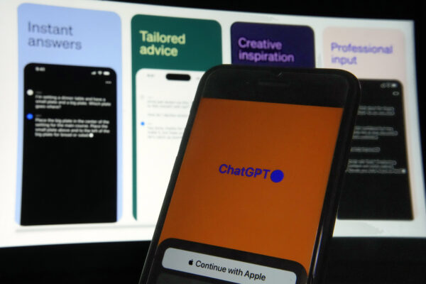 אפליקציה של ChatGPT מוצגת באייפון. מחוקקים אמריקאים מתחילים לדחוף לפיקוח על הבינה המלאכותית (אילוסטרציה: AP Photo/Richard Drew)