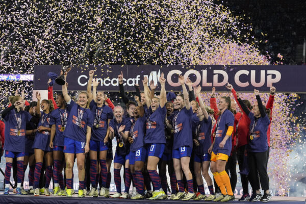 שחקניות נבחרת ארה"ב בכדורגל מניפות את גביע הזהב, אחרי ניצחון בגמר על ברזיל (צילום: AP/Gregory Ball)