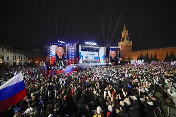 פוטין מוצג על מסך ענק עם הגעתו ל"כיכר האדומה" במוסקבה, בערב שבו הכריז על ניצחונו בבחירות (צילום: AP Photo/Alexander Zemlianichenko)