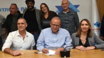 יו"ר ההסתדרות ארנון בר-דוד חותם על ההסכם, יחד עם מנכ"לית אל על דינה בן-טל גננסיה ויו"ר איגוד עובדי התחבורה עו"ד אייל ידין (צילום: דוברות ההסתדרות)