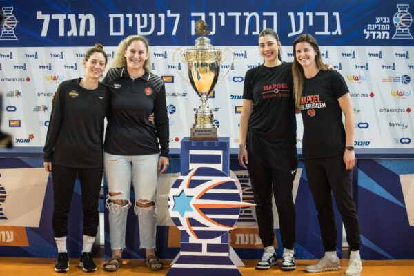 קפטניות הקבוצות במסיבת עיתונאים לקראת חצאי גמר גביע המדינה לנשים בכדורסל (צילום: איגוד הכדורסל בישראל)