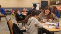מרכז הלמידה במלון המפונים 'קראון פלאזה' בתל אביב (צילום: סוניה גרשפט/תנועת דרור ישראל)