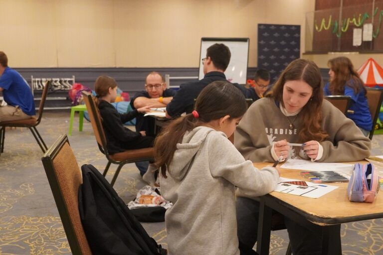 מרכז הלמידה במלון המפונים 'קראון פלאזה' בתל אביב. "בני הנוער, שממילא נמצאים בסיכון גבוה יותר לנשירה סמויה או גלויה, הפכן לפגיעים עוד יותר" (צילום: סוניה גרשפט/תנועת דרור ישראל)