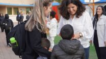 מנהלת בית הספר היסודי מעוז-שקמים בשדרות, איילה חדד, עם ילד ואמו ביום החזרה ללימודים לאחר שישה חודשי מלחמה (צילום: סוניה גרשפט)