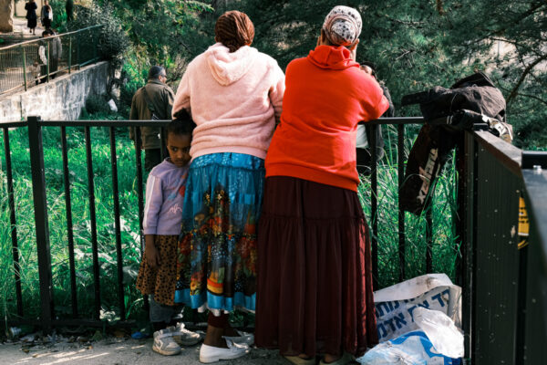 דיירות במרכז הקליטה בצפת במהלך חיפושי הילדה היימנוט קסאו (צילום: דוד טברסקי)