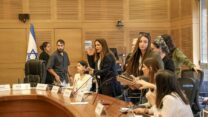 ח"כ מירב בן ארי (מימין) בעימות עם יועץ השר לביטחון לאומי עו"ד דוד בבלי, לאחר דיון הוועדה לביטחון לאומי בכנסת על הפסקת הסיוע לפורום מיכל סלה (צילום: דני שם טוב / דוברות הכנסת)