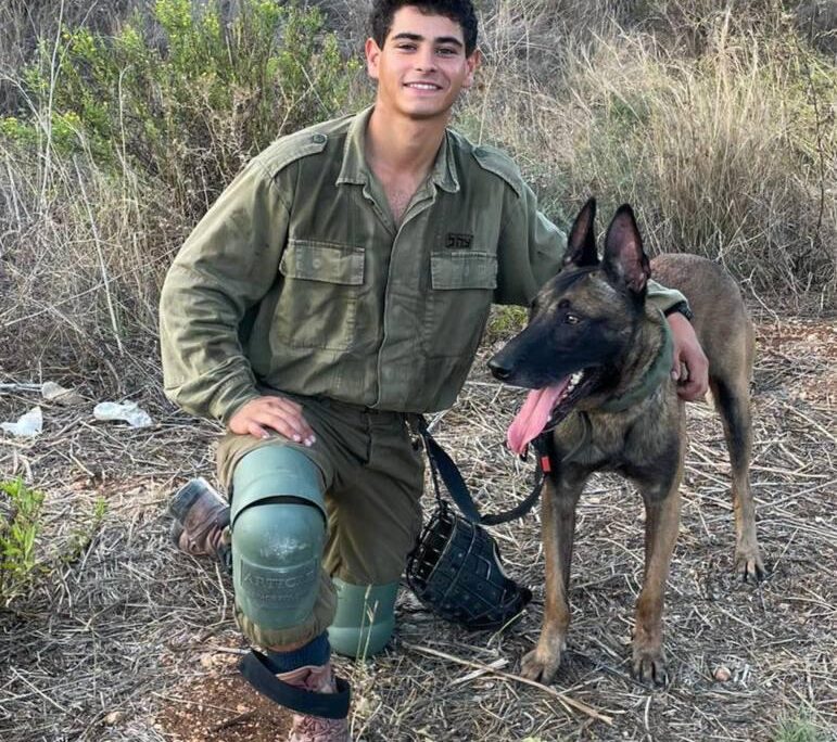 סמ"ר דויד ששון ז"ל עם כלבו ביחידת עוקץ (קרדיט: דובר צה"ל) סמ"ר דויד ששון ז"ל עם כלבו ביחידת עוקץ (קרדיט: דובר צה"ל)