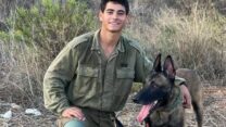 סמ"ר דויד ששון ז"ל עם כלבו ביחידת עוקץ (קרדיט: דובר צה"ל)