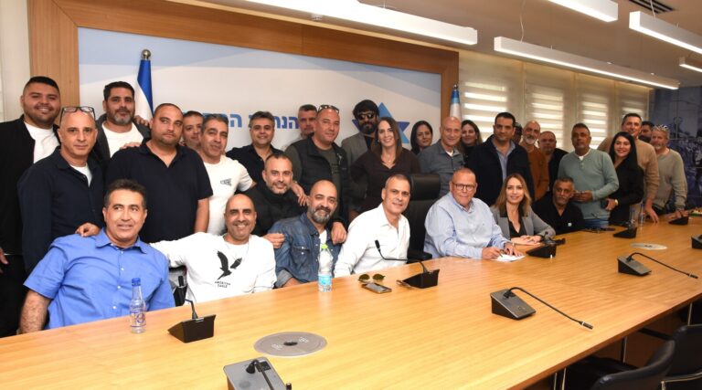 El Al union leaders and Histadrut representatives during the signing of the collective agreements. (Photo: Histadrut spokesperson)