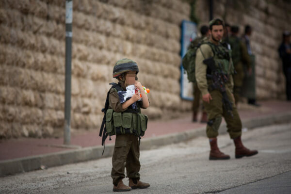 ילד בתחפושת חייל, ולידו חייל, בחברון (צילום ארכיון: יונתן זינדל/פלאש 90)