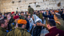 מתפלל חרדי חוגג עם חיילים חנוכה בכותל (צילום ארכיון: יונתן זינדל/Flash90)