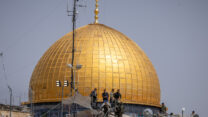 כוחות ביטחון ישראליים מאבטחים את תפילות יום השישי הראשון של הרמדאן בהר הבית, 2023 (צילום: יונתן שינדל\Flash90)