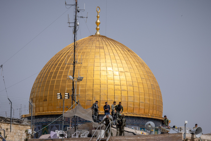 כוחות ביטחון ישראליים מאבטחים את תפילות יום השישי הראשון של הרמדאן בהר הבית, 2023 (צילום: יונתן שינדל\Flash90)