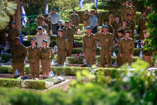 חיילים עומדים לצד קברים ביום הזיכרון (צילום: אריק מרמור/ פלאש90)