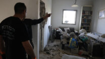 פגיעה ישירה של טיל נ"ט בבית במושב שתולה (צילום: דוד כהן/פלאש90)