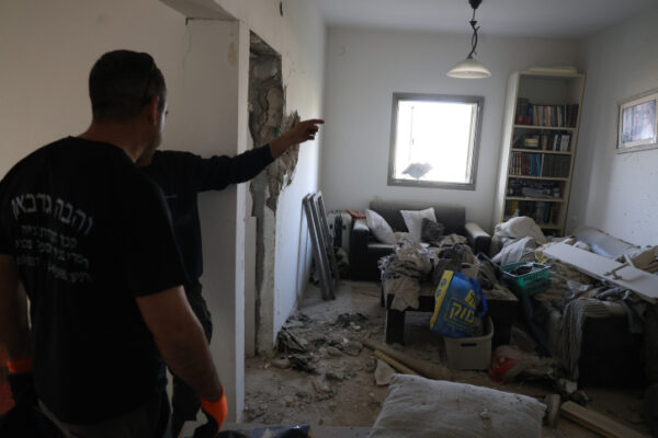 פגיעה ישירה של טיל נ"ט בבית במושב שתולה (צילום: דוד כהן/פלאש90)