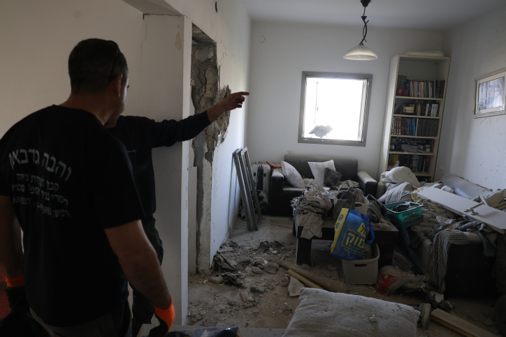 פגיעה ישירה של טיל נ"ט בבית במושב שתולה (צילום: דוד כהן/פלאש90)