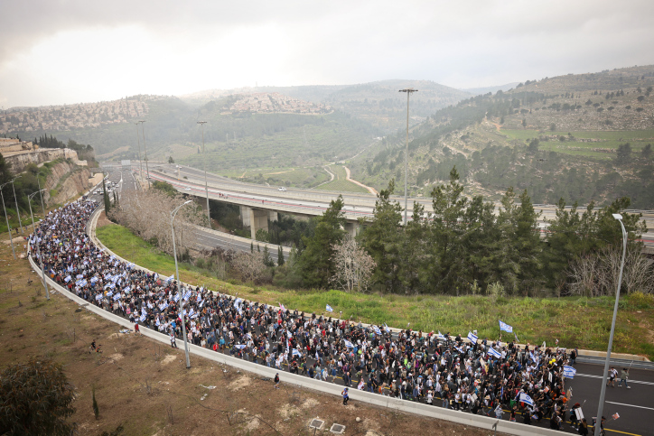 צעדת משפחות החטופים בדרך לירושלים (צילום: יונתן זינדל / פלאש 90)