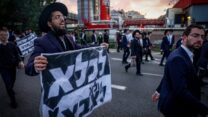 הפגנת הפלג הירושלמי בכביש 4 נגד הכוונה לגייס חרדים (צילום: איתי רון/ פלאש90)